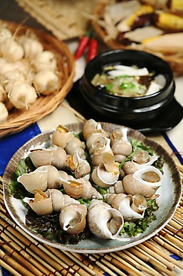 포토 JPG 그릇 접시 한식 마늘 사람없음 아웃포커스 광주리 해물요리 소라 해산물 뚝배기 고둥 대나무발 국내포토 식기 음식 채소 어패류 촬영기법 바구니 파일형식