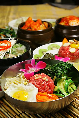 포토 JPG 그릇 접시 꽃 한식 음식 채소 호박 김치 파슬리 육류 사람없음 아웃포커스 계란 버섯 당근 소고기 회 대접 계란프라이 깍두기 뚝배기 나물 비빔밥 콩나물 육회 육회비빔밥 국내포토 식물 식기 식재료 뿌리채소 촬영기법 생고기 알 계란요리 파일형식