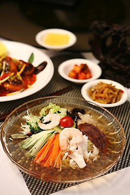 포토 JPG 그릇 접시 음식 채소 방울토마토 오이 새우 키위 육류 사람없음 아웃포커스 중식 당근 단무지 무순 해파리 냉채 해파리냉채 국내포토 식기 토마토 과일 식재료 뿌리채소 촬영기법 갑각류 자포동물 새싹채소 파일형식