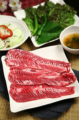 포토 JPG 그릇 접시 채소 식재료 고추 생고기 육류 사람없음 아웃포커스 샐러드 상추 쌈 국 깻잎 칼집 국내포토 식기 음식 촬영기법 파일형식