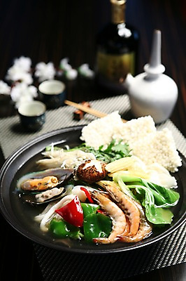 포토 JPG 꽃 채소 술잔 젓가락 주전자 술병 조개 피망 새우 사람없음 아웃포커스 중식 버섯 해물요리 냄비 해산물 청경채 홍합 팽이버섯 쑥갓 누룽지 누룽지탕 해물누룽지탕 국내포토 식물 음식 주방용품 병_용기 어패류 잔 주류 촬영기법 수저 갑각류 솥 탕 파일형식