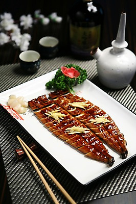 포토 JPG 그릇 접시 꽃 음식 젓가락 주전자 술병 잔 파슬리 마늘 어류 사람없음 아웃포커스 컵 구이 장어 생선요리 생강 락교 장어구이 장어요리 일본음식 국내포토 식물 식기 채소 주방용품 병_용기 주류 촬영기법 수저 수중동물 염교 파일형식