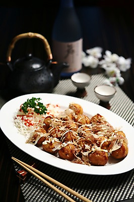 포토 JPG 그릇 접시 꽃 음식 채소 젓가락 주전자 술병 잔 파슬리 사람없음 아웃포커스 컵 샐러드 양배추 타코야키 가츠오부시 일본음식 국내포토 식물 식기 식재료 주방용품 병_용기 주류 촬영기법 수저 파일형식