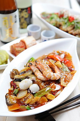 포토 JPG 그릇 접시 음식 채소 젓가락 술병 김치 잔 새우 사람없음 아웃포커스 컵 중식 병 볶음 피클 꼴뚜기 국내포토 식기 한식 병_용기 연체동물 주류 촬영기법 수저 갑각류 수중동물 절임 파일형식