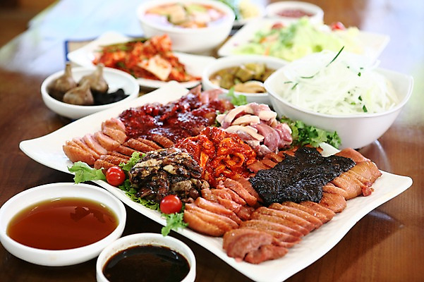 포토 JPG 그릇 접시 한식 음식 채소 방울토마토 반찬 양파 김치 육류 사람없음 아웃포커스 샐러드 오리고기 훈제 훈제오리 훈제요리 국내포토 식기 토마토 식재료 오리 촬영기법 파일형식