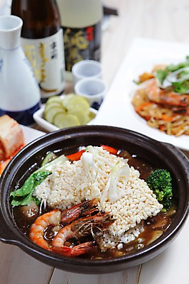 포토 JPG 그릇 접시 음식 술잔 술병 새우 사람없음 아웃포커스 중식 해물요리 냄비 해산물 피클 파 누룽지 누룽지탕 해물누룽지탕 국내포토 식기 채소 병_용기 잔 주류 촬영기법 갑각류 솥 탕 절임 파일형식