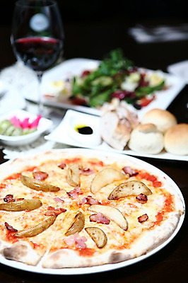 포토 JPG 그릇 접시 음식 빵 와인잔 잔 감자 피자 서양음식 사람없음 아웃포커스 컵 와인 샐러드 감자튀김 피클 토핑 베이컨 화덕피자 국내포토 식기 채소 술잔 주류 패스트푸드 촬영기법 돼지고기 튀김 절임 파일형식