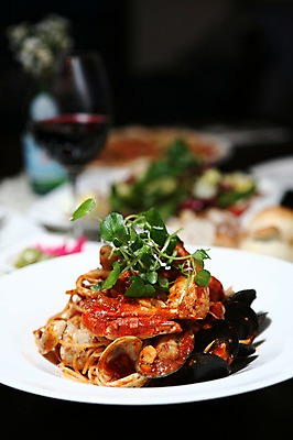 포토 JPG 그릇 접시 음식 채소 와인잔 조개 잔 파스타 서양음식 스파게티 사람없음 아웃포커스 장식 컵 와인 해물요리 꽃게 게 면류 면 해산물 홍합 해물파스타 홍합스파게티 국내포토 식기 술잔 어패류 주류 촬영기법 갑각류 파일형식