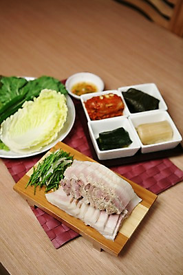 포토 JPG 그릇 접시 한식 고추 김치 육류 돼지고기 사람없음 상추 쌈 보쌈 부추 나무도마 다시마 배추잎 수육 쌈채소 테이블매트 국내포토 식기 음식 채소 식재료 도마 목재 식탁보 해조류 배추 파일형식