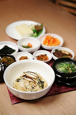 포토 JPG 그릇 접시 한식 음식 밥 반찬 김치 사람없음 아웃포커스 버섯 대접 뚝배기 국 간장 두부 콩나물 정식 콩나물밥 국내포토 식기 채소 촬영기법 양념 나물 파일형식