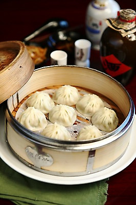 포토 JPG 음식 술병 잔 사람없음 아웃포커스 컵 중식 만두 찐만두 찜기 국내포토 식기 주방용품 병_용기 주류 촬영기법 파일형식