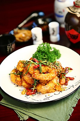 포토 JPG 그릇 접시 음식 채소 고추 술병 잔 새우 파슬리 사람없음 아웃포커스 컵 중식 해물요리 해산물 새우요리 깐쇼새우 국내포토 식기 병_용기 주류 촬영기법 갑각류 파일형식