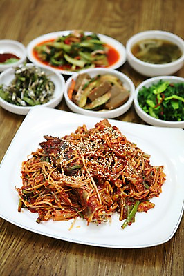 포토 JPG 그릇 접시 한식 채소 반찬 김치 사람없음 아웃포커스 해물요리 해산물 생선요리 깨 콩나물 도토리묵 멸치볶음 생선찜 해물찜 국내포토 식기 음식 식재료 촬영기법 어류 조미료 찜 볶음 나물 파일형식