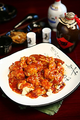 포토 JPG 그릇 접시 음식 술병 잔 사람없음 아웃포커스 컵 중식 튀김 양념 국내포토 식기 병_용기 주류 촬영기법 파일형식