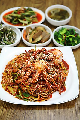 포토 JPG 그릇 접시 한식 음식 채소 반찬 김치 사람없음 아웃포커스 해물요리 해산물 찜 깨 콩나물 파 낙지 묵 도토리묵 멸치볶음 해물찜 국내포토 식기 식재료 연체동물 촬영기법 수중동물 조미료 볶음 나물 파일형식