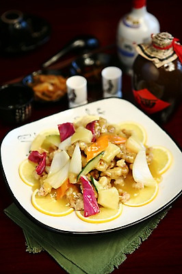 포토 JPG 그릇 접시 음식 채소 양파 술병 피망 오이 잔 육류 사람없음 아웃포커스 컵 중식 당근 튀김 레몬 파인애플 탕수육 국내포토 식기 과일 식재료 병_용기 뿌리채소 주류 촬영기법 열대과일 파일형식