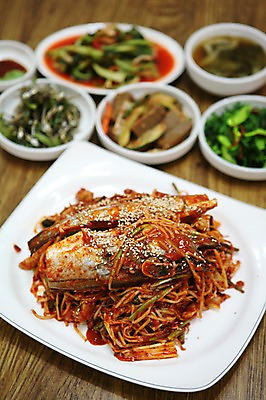 포토 JPG 그릇 접시 한식 채소 반찬 김치 사람없음 아웃포커스 해물요리 해산물 생선요리 깨 콩나물 도토리묵 멸치볶음 생선찜 해물찜 국내포토 식기 음식 식재료 촬영기법 어류 조미료 찜 볶음 나물 파일형식