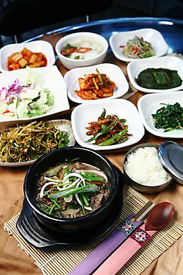 포토 JPG 그릇 접시 한식 음식 채소 젓가락 고추 밥 반찬 김치 수저 육류 사람없음 숟가락 샐러드 깍두기 뚝배기 나물 대나무발 파 물김치 한정식 뚝배기불고기 파무침 국내포토 식기 식재료 정식 무침 불고기 파일형식