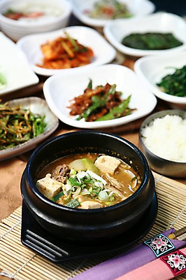 포토 JPG 그릇 접시 한식 음식 젓가락 밥 반찬 김치 수저 사람없음 아웃포커스 찌개 된장찌개 뚝배기 대나무발 한정식 국내포토 식기 촬영기법 정식 파일형식