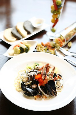 포토 JPG 그릇 접시 음식 빵 포크 조개 파스타 서양음식 스파게티 사람없음 아웃포커스 숟가락 해물요리 꽃게 게 면류 면 해산물 피클 홍합 해물스파게티 날치알 크림스파게티 해물파스타 국내포토 식기 어패류 촬영기법 수저 갑각류 알 절임 파일형식