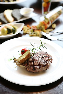 포토 JPG 그릇 접시 음식 빵 포크 방울토마토 감자 서양음식 육류 스테이크 사람없음 아웃포커스 장식 소고기 허브 피클 로즈메리 국내포토 식물 식기 토마토 채소 식재료 촬영기법 절임 파일형식