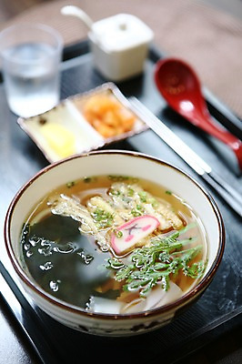 포토 JPG 그릇 음식 젓가락 김치 잔 쟁반 사람없음 아웃포커스 컵 물 숟가락 대접 면류 면 물컵 단무지 우동 양념통 쑥갓 유부 유부우동 일본음식 국내포토 자연요소 식기 한식 채소 촬영기법 수저 통 양념 파일형식