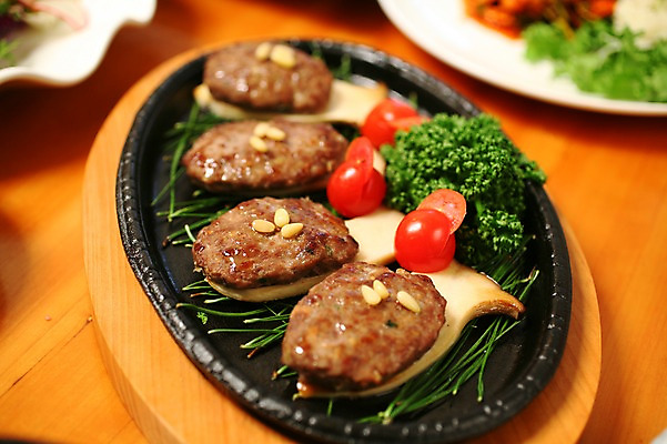 포토 JPG 그릇 접시 한식 음식 채소 방울토마토 파슬리 육류 사람없음 아웃포커스 장식 버섯 철판 솔잎 잣 떡갈비 국내포토 식기 잎 토마토 식재료 촬영기법 견과류 파일형식