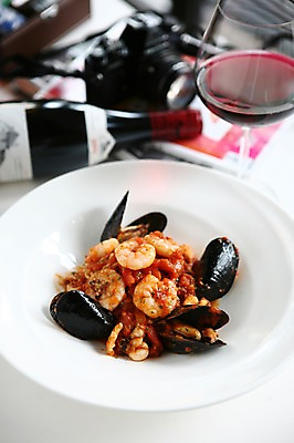 포토 JPG 그릇 접시 음식 와인잔 조개 잔 새우 파스타 서양음식 스파게티 사람없음 아웃포커스 책 컵 카메라 와인 해물요리 면류 면 해산물 와인병 홍합 해물스파게티 홍합스파게티 국내포토 식기 술잔 병_용기 어패류 주류 촬영기법 갑각류 전자제품 파일형식