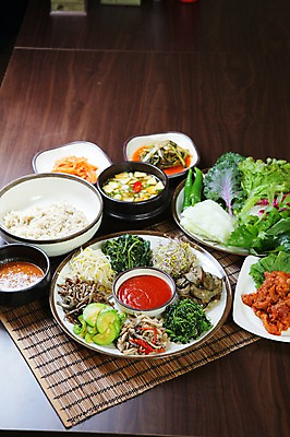 포토 JPG 그릇 접시 한식 음식 채소 고추 호박 밥 가지 반찬 김치 육류 사람없음 새싹 버섯 된장 고추장 상추 찌개 된장찌개 양배추 쌈 나물 대나무발 콩나물 강된장 고사리 보리밥 쌈밥 쌈밥정식 제육볶음 국내포토 식물 식기 식재료 양념 정식 파일형식