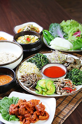 포토 JPG 그릇 접시 한식 음식 채소 고추 호박 밥 가지 반찬 김치 육류 사람없음 새싹 버섯 된장 고추장 상추 찌개 된장찌개 양배추 쌈 나물 대나무발 콩나물 강된장 고사리 보리밥 쌈밥 쌈밥정식 제육볶음 국내포토 식물 식기 식재료 양념 정식 파일형식