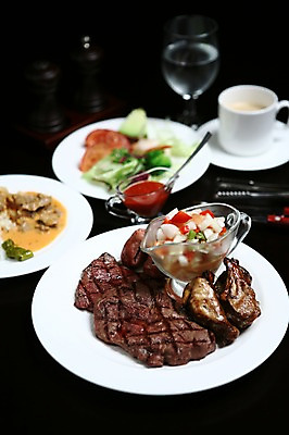 포토 JPG 그릇 접시 커피 음식 채소 와인잔 잔 서양음식 집게 육류 스테이크 사람없음 아웃포커스 컵 치킨 닭고기 샐러드 소고기 닭 물컵 국내포토 식기 음료 술잔 식재료 조류 촬영기법 닭고기요리 파일형식