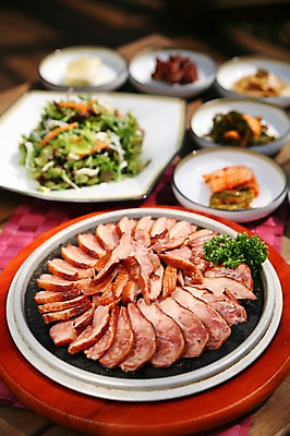 포토 JPG 그릇 접시 한식 음식 채소 반찬 김치 파슬리 육류 사람없음 아웃포커스 샐러드 철판 오리고기 훈제 훈제오리 훈제요리 국내포토 식기 식재료 오리 촬영기법 파일형식