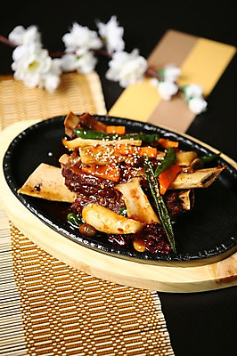 포토 JPG 그릇 접시 꽃 한식 채소 검은배경 떡 육류 사람없음 아웃포커스 버섯 당근 양념 철판 갈비 갈비찜 나무받침 테이블매트 국내포토 식물 식기 음식 백그라운드 식재료 뿌리채소 촬영기법 목재 검은색 식탁보 받침대 찜 파일형식