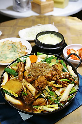 포토 JPG 그릇 접시 한식 음식 채소 김치 감자 떡 육류 사람없음 아웃포커스 치킨 닭고기 당근 닭 냄비 전 뚝배기 찜 부침개 파 계란찜 당면 찜닭 국내포토 식기 식재료 조류 뿌리채소 촬영기법 솥 계란요리 닭고기요리 파일형식