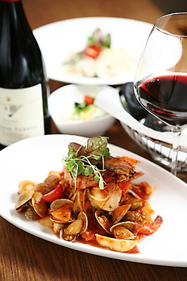 포토 JPG 그릇 접시 음식 채소 와인잔 조개 잔 새우 파스타 서양음식 스파게티 사람없음 아웃포커스 컵 와인 해물요리 면류 면 해산물 와인병 해물스파게티 토마토스파게티 국내포토 식기 술잔 병_용기 어패류 주류 촬영기법 갑각류 파일형식