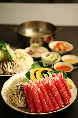 포토 JPG 그릇 접시 음식 채소 호박 김치 육류 사람없음 아웃포커스 버섯 소고기 냄비 청경채 샤브샤브 육수 숙주나물 일본음식 국내포토 식기 한식 식재료 촬영기법 솥 나물 파일형식