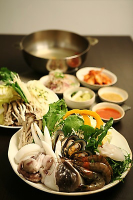 포토 JPG 그릇 접시 음식 채소 호박 조개 김치 새우 사람없음 아웃포커스 버섯 해물요리 냄비 해산물 홍합 샤브샤브 육수 주꾸미 해물샤브샤브 일본음식 제철음식 국내포토 식기 한식 어패류 연체동물 촬영기법 갑각류 수중동물 솥 제철 파일형식