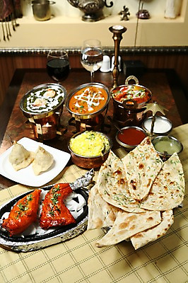 포토 JPG 그릇 접시 빵 초 촛불 육류 사람없음 장식 치킨 닭고기 닭 촛대 반죽 밀가루 닭다리 인도음식 카레 동남아음식 토르티야 국내포토 식기 음식 식재료 조류 가루 닭고기요리 동양음식 파일형식