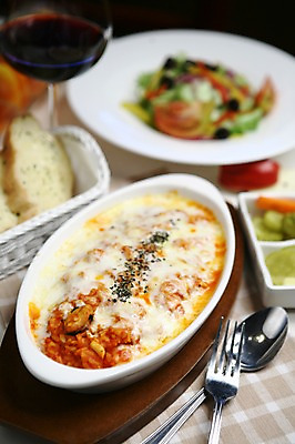 포토 JPG 그릇 접시 음식 빵 포크 와인잔 밥 잔 치즈 서양음식 사람없음 아웃포커스 컵 와인 숟가락 샐러드 피클 그라탱 리조또 국내포토 식기 술잔 유제품 주류 촬영기법 수저 절임 파일형식