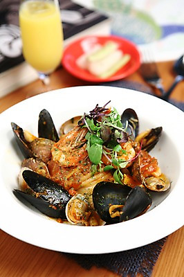 포토 JPG 그릇 접시 음료 음식 포크 채소 조개 잔 새우 파스타 서양음식 스파게티 사람없음 아웃포커스 컵 주스 해물요리 면류 면 오렌지주스 해산물 피클 홍합 해물스파게티 홍합스파게티 국내포토 식기 어패류 촬영기법 갑각류 과일주스 절임 파일형식