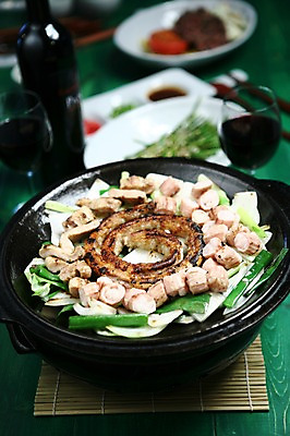 포토 JPG 그릇 접시 한식 음식 채소 와인잔 양파 잔 육류 사람없음 아웃포커스 컵 와인 내장 장기 냄비 구이 와인병 대나무발 부추 파 곱창 막창 국내포토 식기 신체 술잔 식재료 병_용기 주류 촬영기법 솥 파일형식