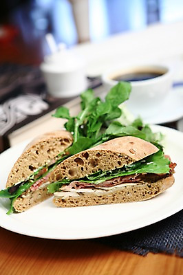 포토 JPG 그릇 접시 커피 음료 음식 빵 채소 디저트 잔 샌드위치 사람없음 아웃포커스 컵 빵집 차 커피잔 국내포토 식기 촬영기법 상점 파일형식