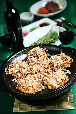 포토 JPG 그릇 접시 음식 와인잔 잔 사람없음 아웃포커스 컵 와인 와인병 대나무발 부추 가츠오부시 오코노미야끼 일본음식 국내포토 식기 채소 술잔 식재료 병_용기 주류 촬영기법 파일형식