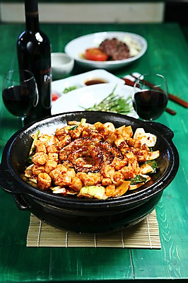 포토 JPG 그릇 접시 한식 음식 채소 와인잔 양파 잔 육류 사람없음 아웃포커스 컵 와인 내장 양념 장기 냄비 구이 와인병 대나무발 부추 파 곱창 막창 국내포토 식기 신체 술잔 식재료 병_용기 주류 촬영기법 솥 파일형식