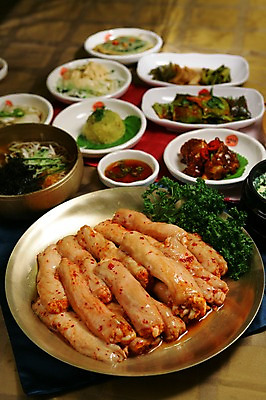 포토 JPG 그릇 접시 음식 채소 식재료 반찬 파슬리 생고기 육류 사람없음 아웃포커스 내장 양념 장기 곱창 막창 국내포토 식기 신체 촬영기법 파일형식