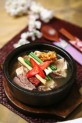 포토 JPG 한식 채소 젓가락 고추 수저 사람없음 아웃포커스 숟가락 버섯 소고기 인삼 뚝배기 대추 파 갈비탕 소갈비 테이블매트 국내포토 식기 음식 촬영기법 육류 식탁보 삼 탕 파일형식