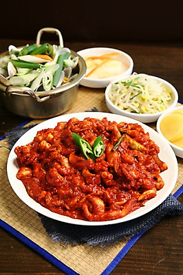 포토 JPG 그릇 접시 한식 채소 반찬 사람없음 해물요리 냄비 해산물 돗자리 단무지 콩나물 낙지볶음 국내포토 식기 음식 솥 나물 파일형식