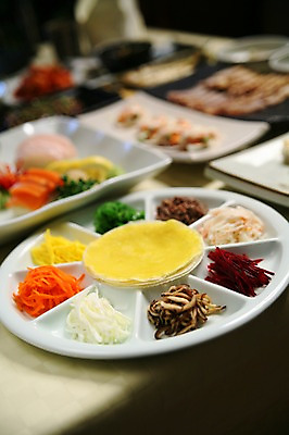 포토 JPG 그릇 접시 음식 채소 사람없음 아웃포커스 버섯 당근 쌈 동남아음식 라이스페이퍼 베트남쌈 월남쌈 국내포토 식기 뿌리채소 촬영기법 베트남음식 파일형식