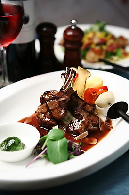 포토 JPG 그릇 접시 음식 채소 와인잔 잔 서양음식 육류 스테이크 사람없음 아웃포커스 컵 와인 꼬치 양념통 양고기 양꼬치 국내포토 식기 술잔 식재료 주류 촬영기법 통 양념 파일형식