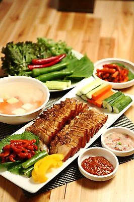 포토 JPG 그릇 접시 한식 고추 오이 파프리카 돼지고기 사람없음 아웃포커스 당근 상추 나무바닥 깻잎 보쌈 쌈장 물김치 무생절이 새우젓 수육 쌈채소 국내포토 식기 음식 채소 김치 바닥 뿌리채소 촬영기법 육류 양념 젓갈 파일형식